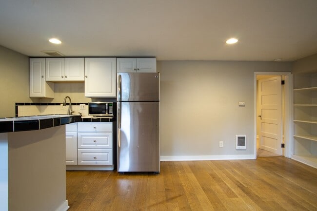 Building Photo - Adorable & Cozy NW 1 Bdr w/Fireplace + Hardwoods!