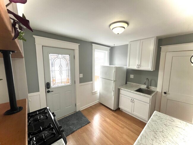 Foto del edificio - 876 Courtney St NW