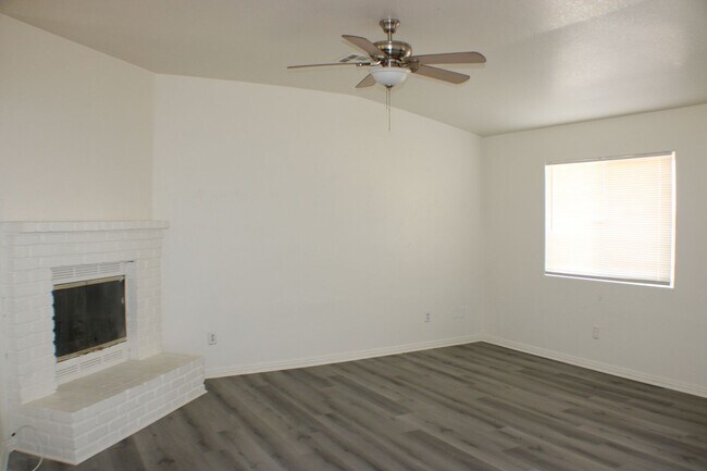 Foto del edificio - Move-In Ready 4BR/2BA with New Flooring, Fireplace & Spacious Kitchen