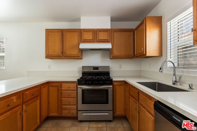 Building Photo - 1206 Beachwood Dr