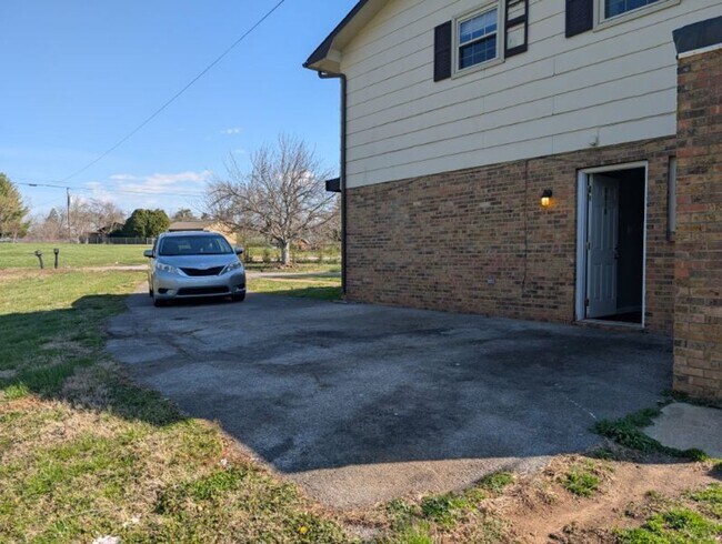 Foto del edificio - Spacious 2-Bedroom, 1-Bath Apartment Near Karns – Quiet Living with a Large Yard