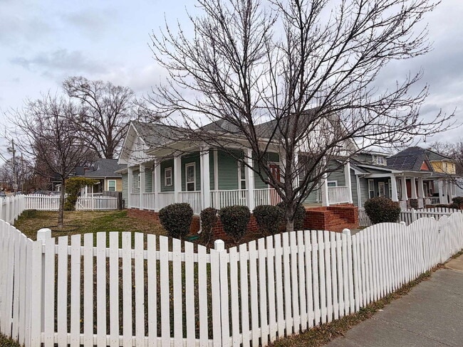 Foto del edificio - Charming 3-Bedroom Home in the Heart of Raleigh!