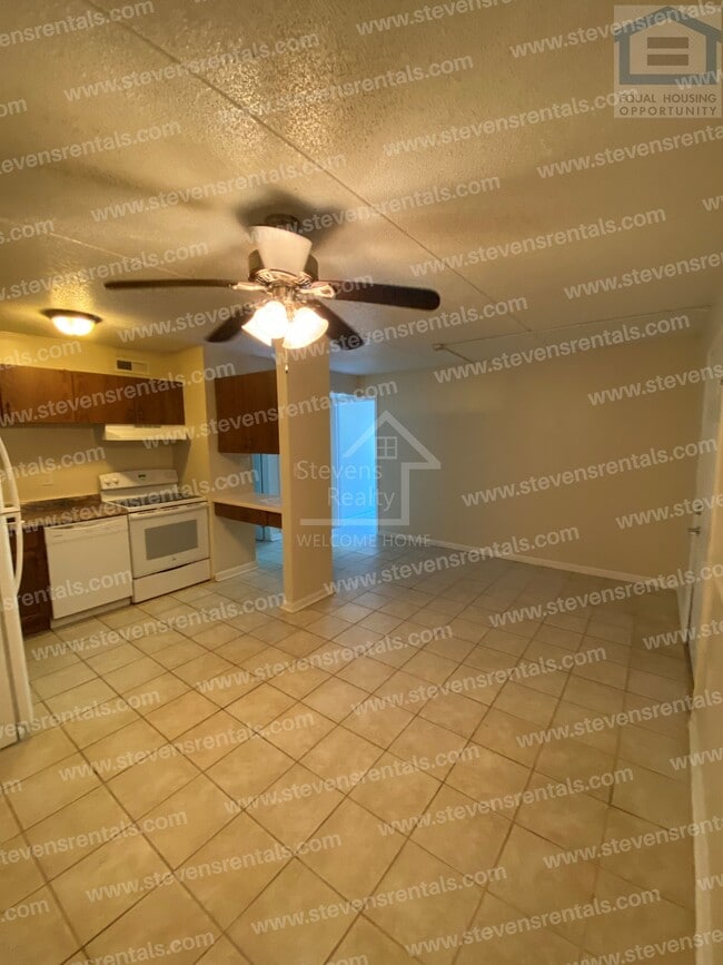 Building Photo - 915 S Seminole Dr