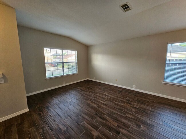 Building Photo - Beautiful updated family home!