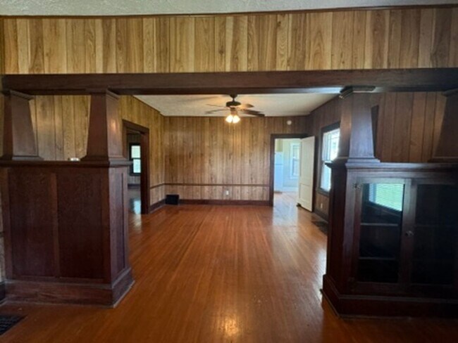 Building Photo - Charming 2 Bedroom Home Available - Unfini...