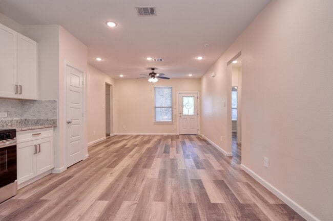 Building Photo - 308 N Goodman Ave