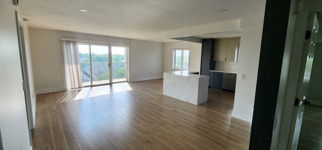 Foto del edificio - 7400 Lincoln Ave