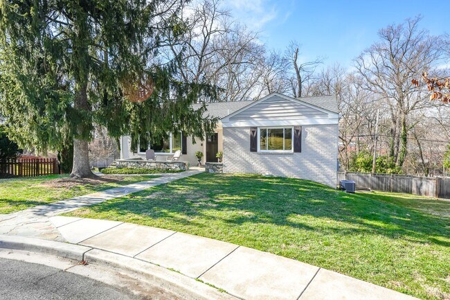 Foto del edificio - 5128 Linnean Terrace NW