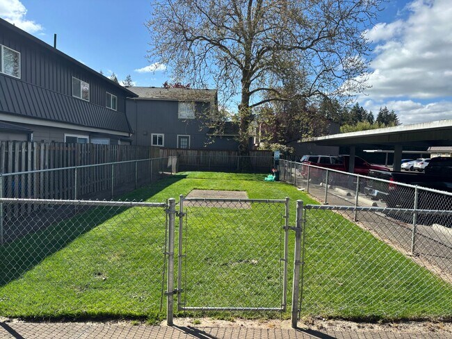 Foto del edificio - 1ST  FULL  MONTH'S  RENT   FREE  Pet-friendly Townhouse Near Parks and Downtown Newberg - Showing...