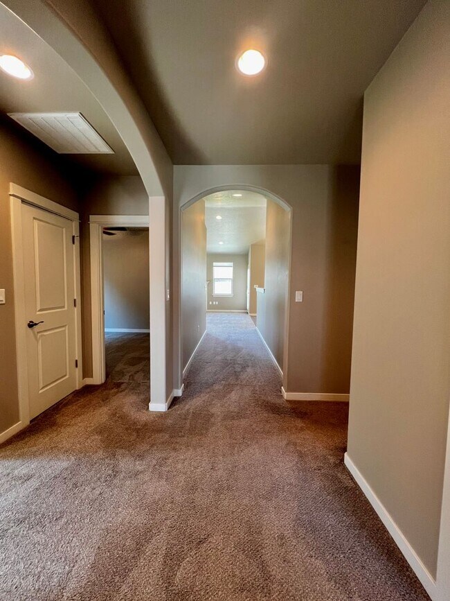 Foto del edificio - Non-Refundable & Security Deposit Total: $2800.00