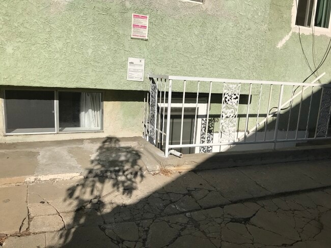 Building Photo - 1125 1/2 N Benton Way