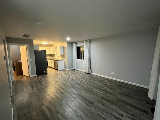 Building Photo - 2400 Leo Ave