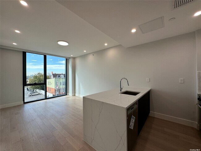 Foto del edificio - 44-15 College Point Blvd