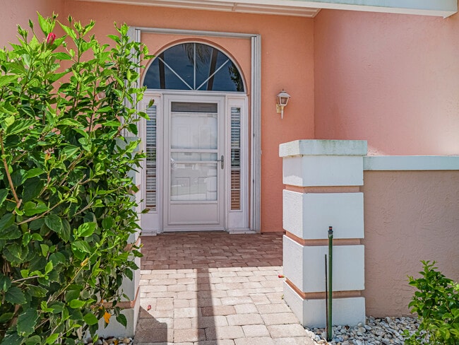 Foto del edificio - 847 Lake Orchid Cir