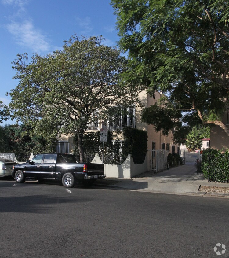 Building Photo - 1431-1433 1/2 N Las Palmas Ave