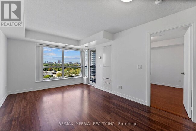 Photo du bâtiment - 181 Village Green Square