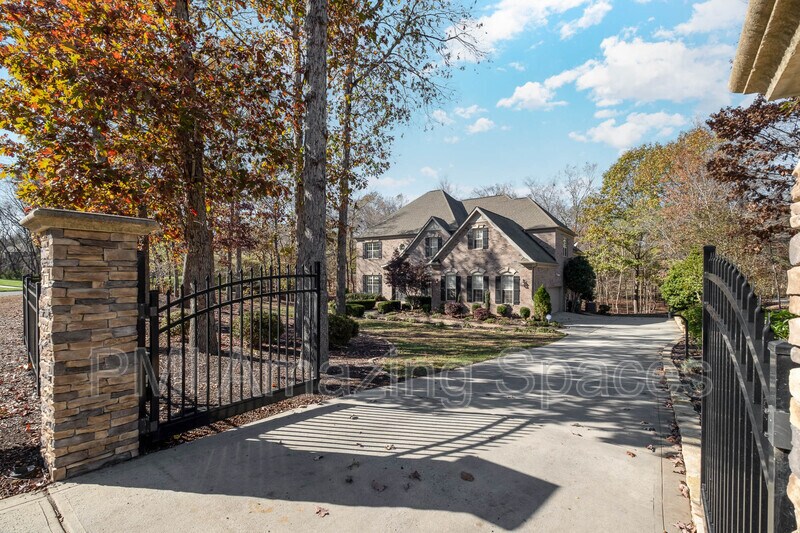 Primary Photo - 426 Foxglove Ln