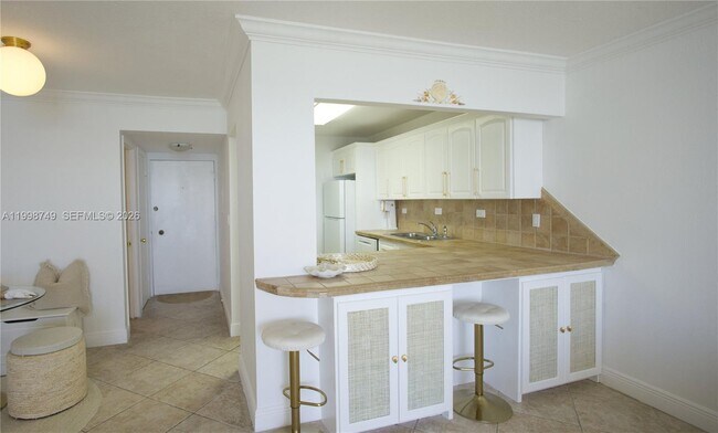 Foto del edificio - 5555 Collins Ave