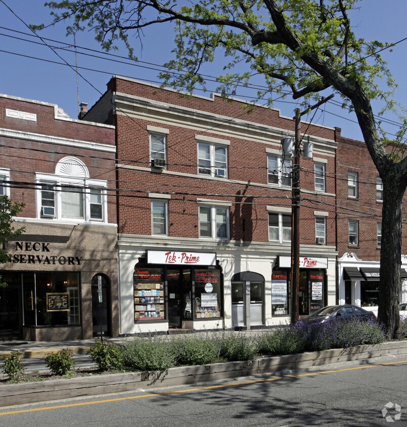 Foto del edificio - 621-623 Middle Neck Rd