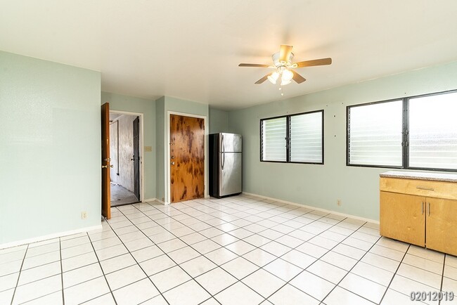 Building Photo - 3BR/2BA/2PKG(TANDEM) STREET LEVEL UNIT IN ...