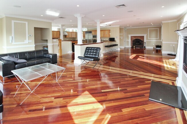 Foto del edificio - 38 Braeland Ave