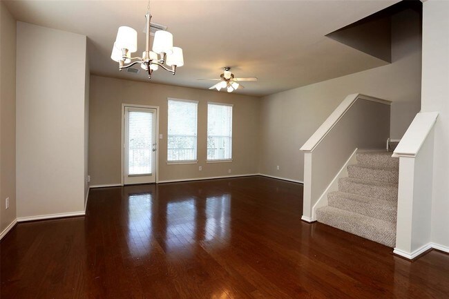 Foto del edificio - 922 E Heights Hollow Ln