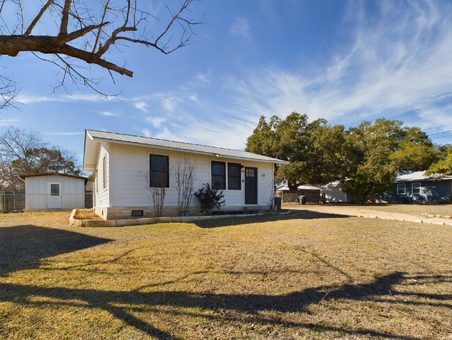 Building Photo - Adorable 2/1 in Great Location