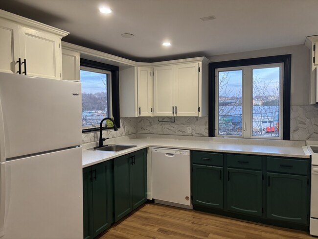 Building Photo - ONE BEDROOM APARTMENT IN THE HEART OF DOWN...
