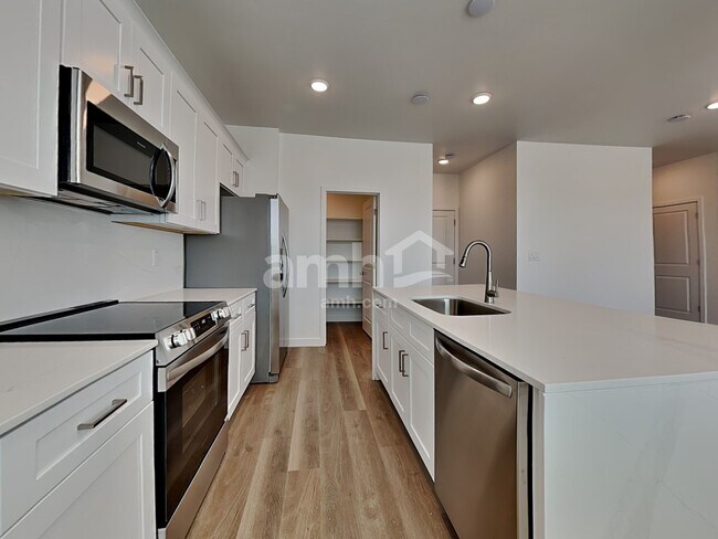 Building Photo - 9721 W Tamarisk Ave