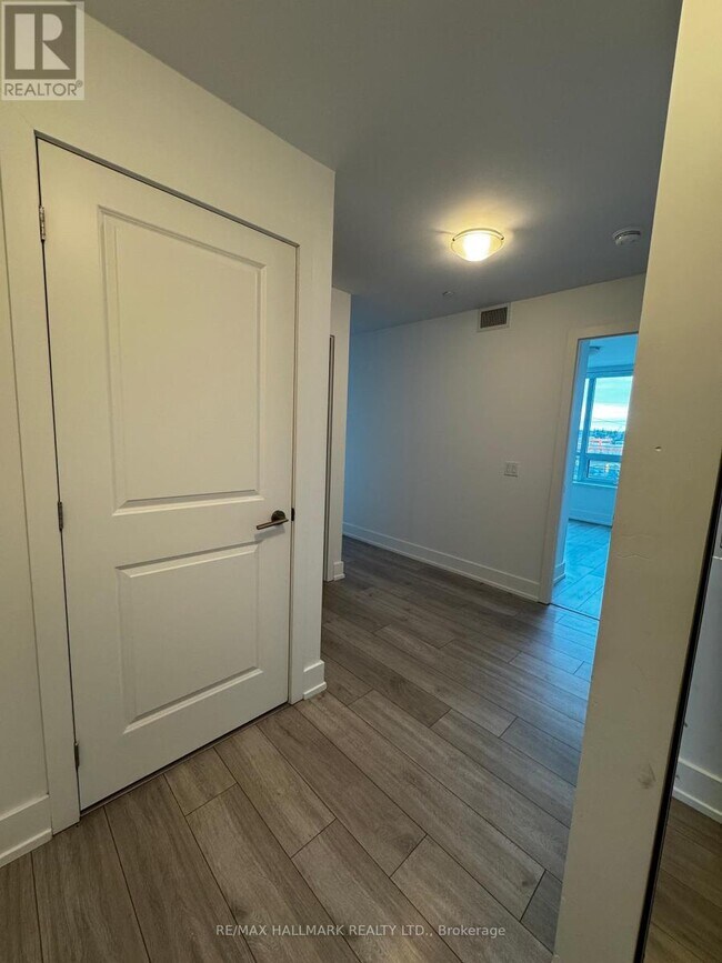 Photo du bâtiment - 1215 Bayly St