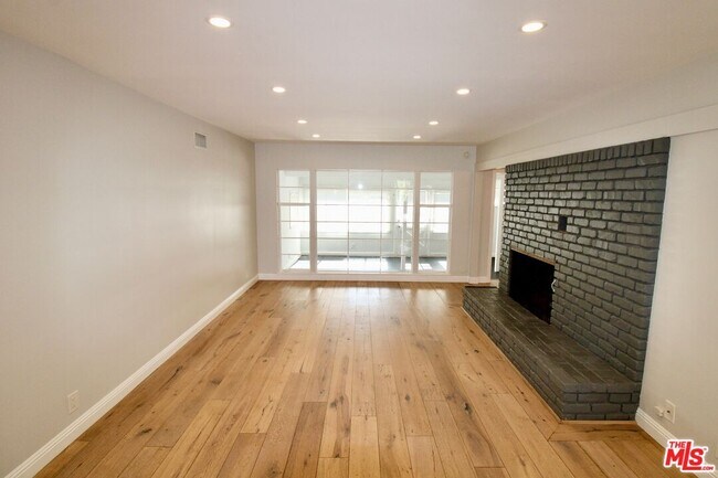 Foto del edificio - 5415 Coldwater Canyon Ave