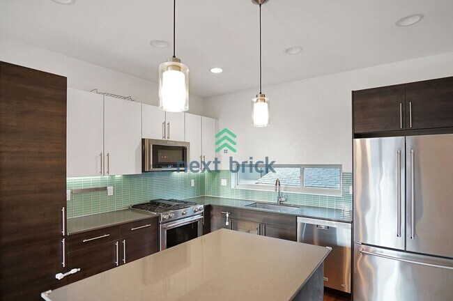 Building Photo - 3 BED & 2.5 BATH TOWNHOUSE FOR RENT