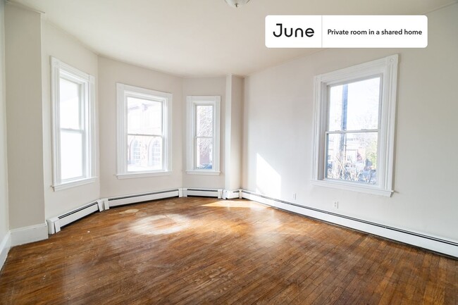 Foto del edificio - Private bedroom in 3 bed/1 bath Home