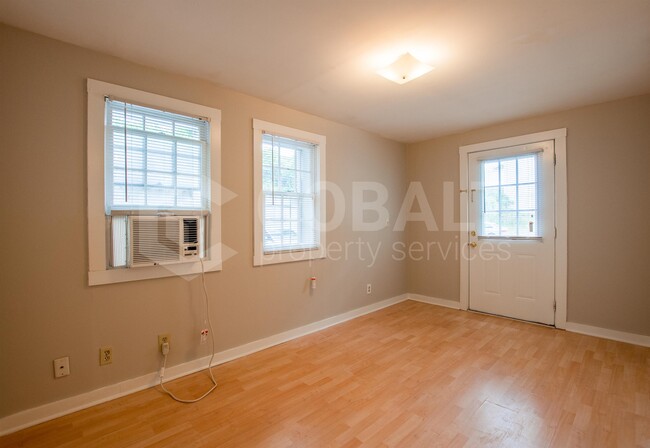 Building Photo - 674 Somerset Terrace NE