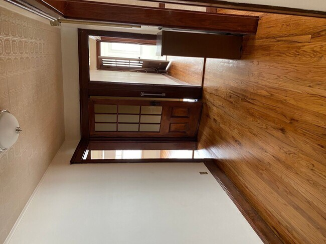 Foto del edificio - 1200 sq ft 3 bed 1 bath Brighton apartment!