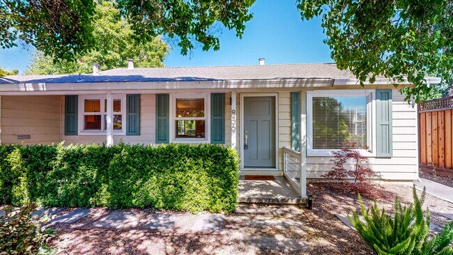 Building Photo - Bright Updated 2 Bedroom, 1 bath Home with...