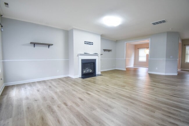 Building Photo - Coming Soon! 4 Bedroom 2.5 Bath- Small Pets