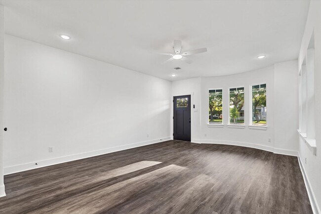 Foto del edificio - 227 S Broadway St