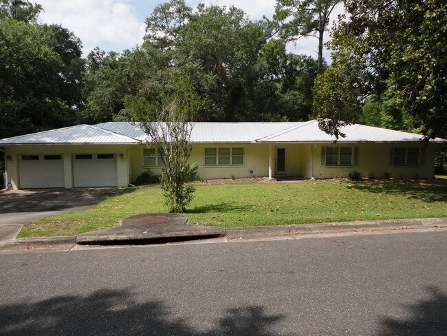 Building Photo - Nice 4/2 Bath Home Close to UF  PENDING LEASE