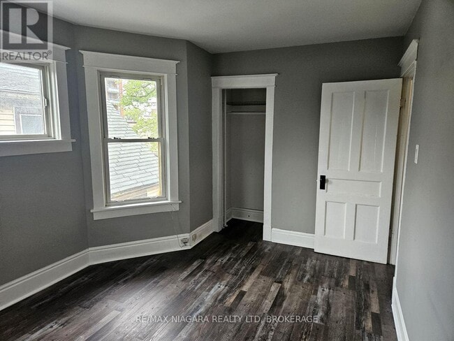 Building Photo - 23 Avenue Pl