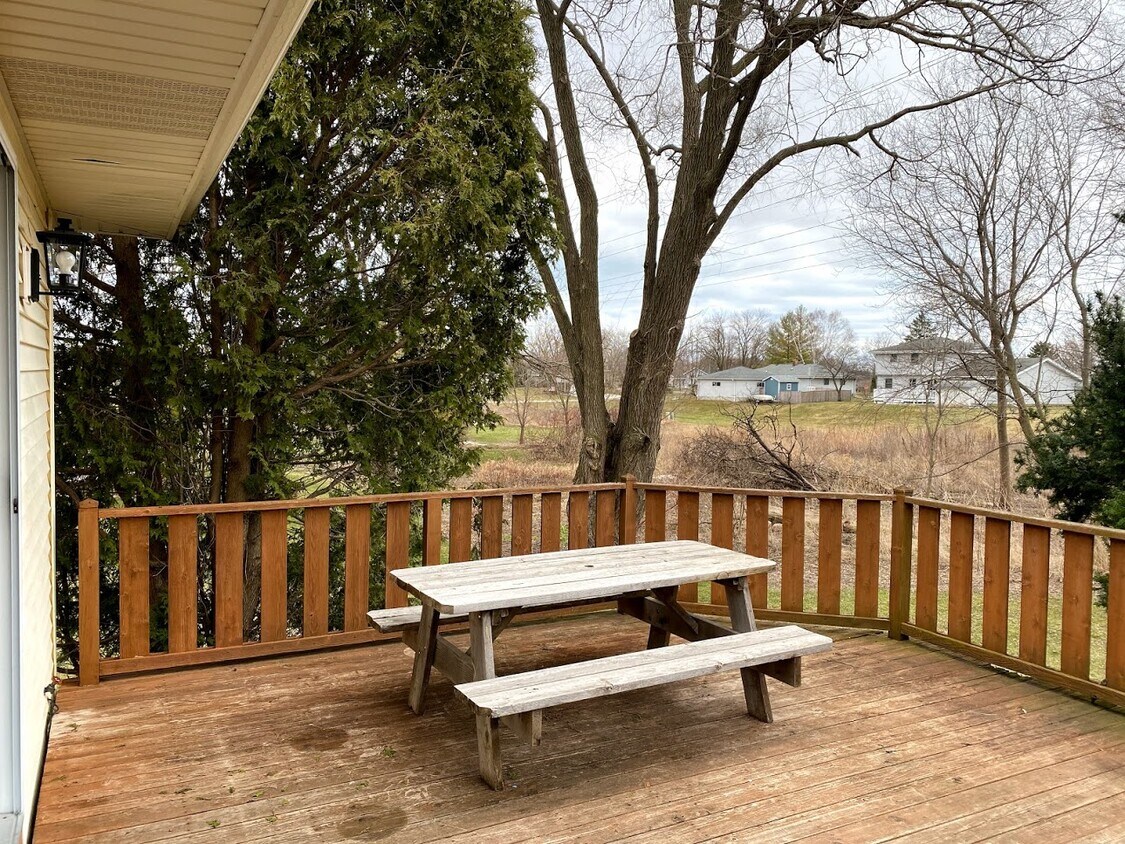 Large deck with big backyard - 635 W Briarknoll Ct