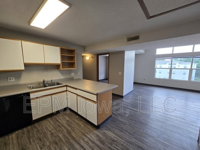 Building Photo - 60 Miller Ave SW