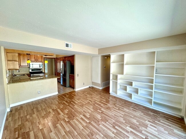 Building Photo - Great 4B/2.5BA Townhome in Scripps Ranch!