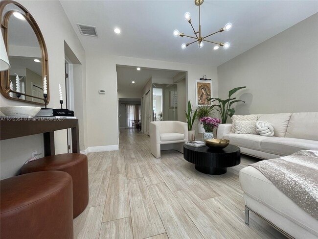 Building Photo - 557 De Leon Dr