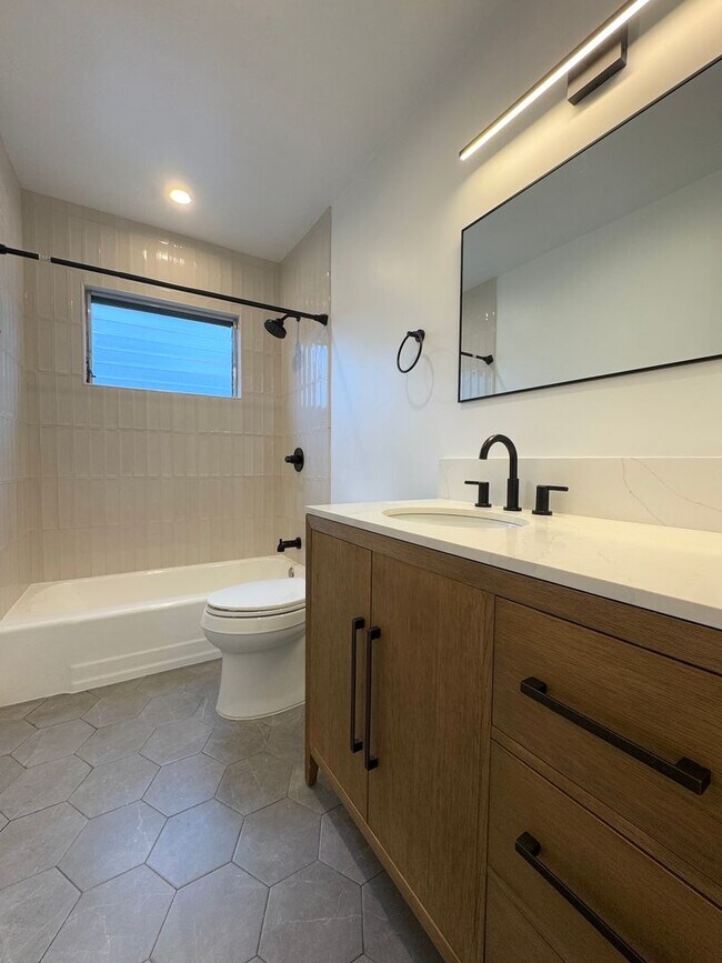 Foto del edificio - Top Floor Newly Renovated 2-Bedroom in Pri...