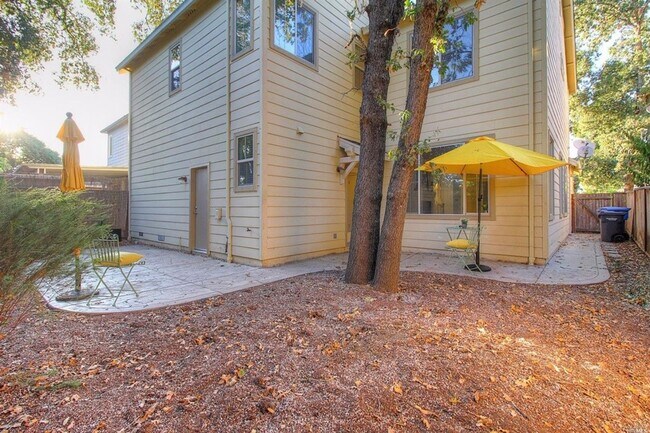 Building Photo - 1,812 Square Foot Two level 3 bedroom  2.5...