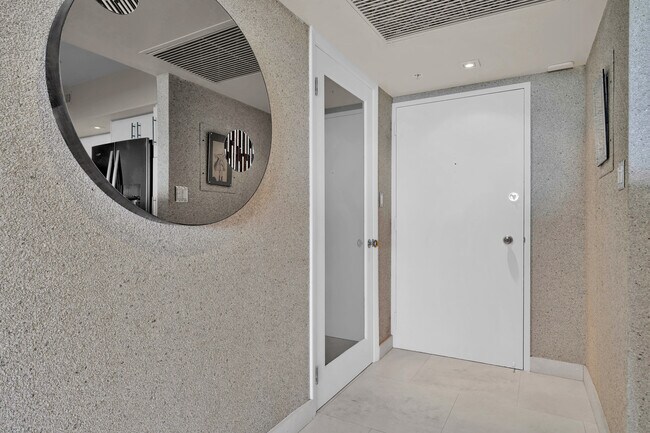 Foto del edificio - 5600 Collins Ave