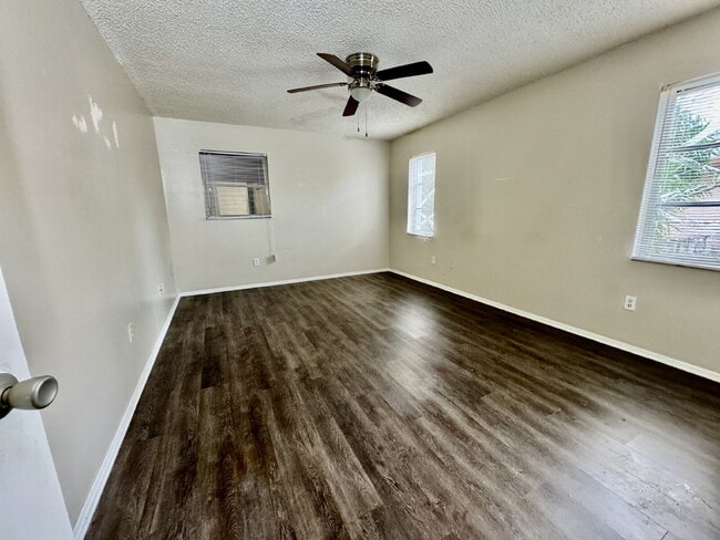 Building Photo - "Charming 2-Bed, 2-Bath Retreat in Palm Ha...
