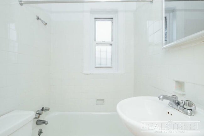 Building Photo - Spacious 1 BED in Bushwick