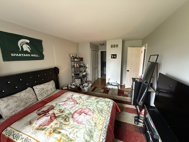 Building Photo - 14211 Ivanhoe Dr